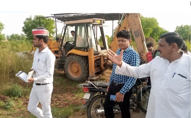 Hathras: SDM first listened to complaints, then got encroachments removed
