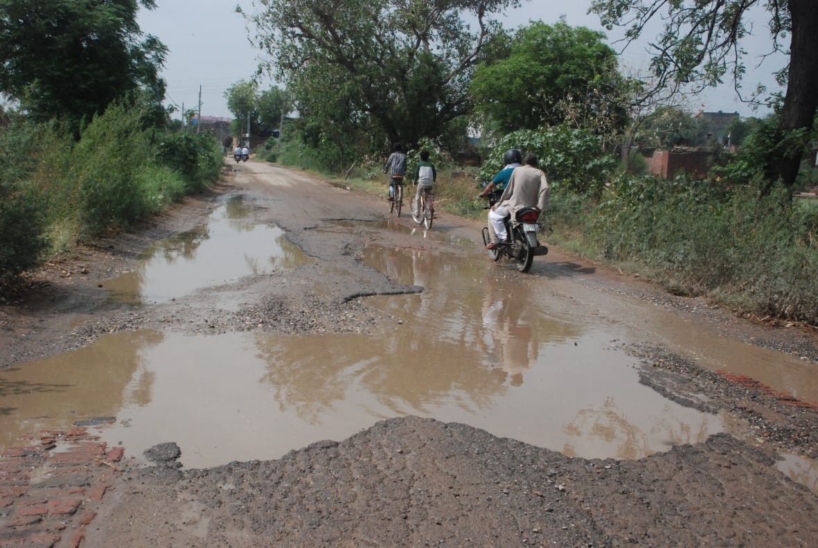 Budget approved, 6.7 lakh rupees were received, yet people of 10 villages passing through potholes