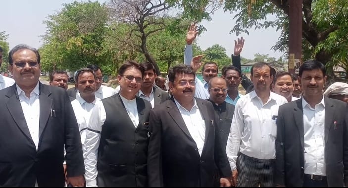 adhivaktaon ne juloos nikaal kiya pradarshan