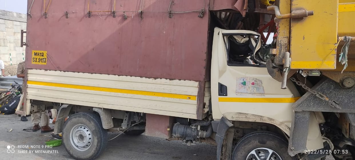 Traumatic road accident in Orai, loader rammed into a standing dumper, two killed and five critical