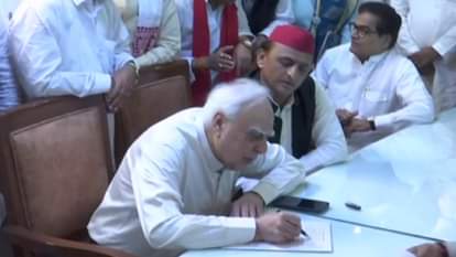 नामांकन करते हुए कपिल सिब्बल