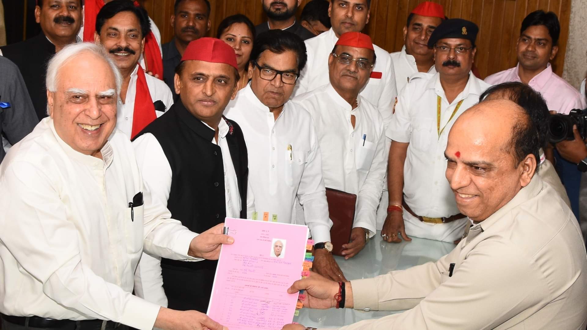 कपिल सिब्बल और अखिलेश यादव