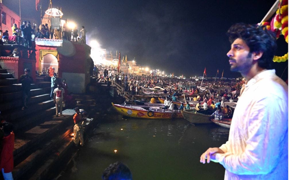 Karthik Aryan varanasi visit darshan of Baba Vishwanath also  saw Ganga Aarti