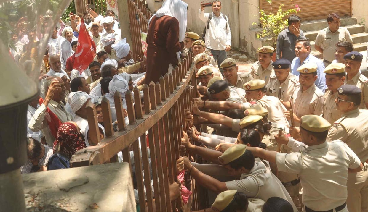 Demonstration and road jam outside the mini secretariat, farmers and workers forcibly opened the gate