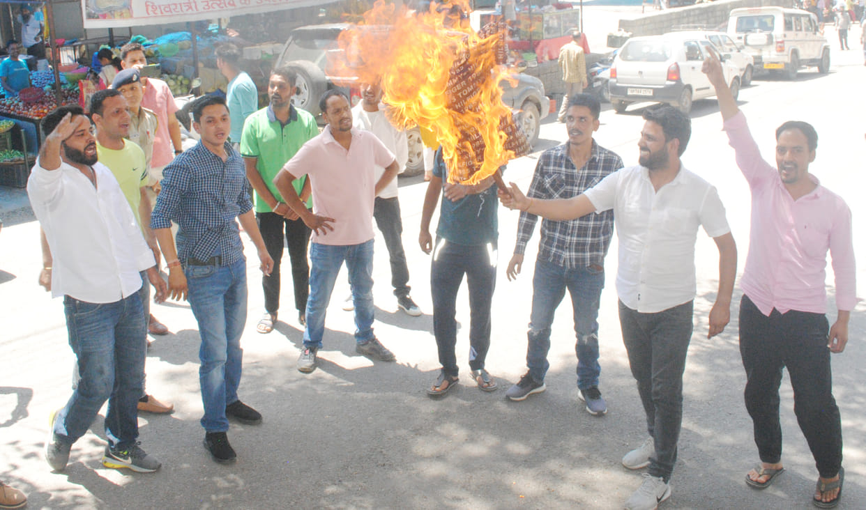Youth Congress burnt the effigy of DGP Kundu