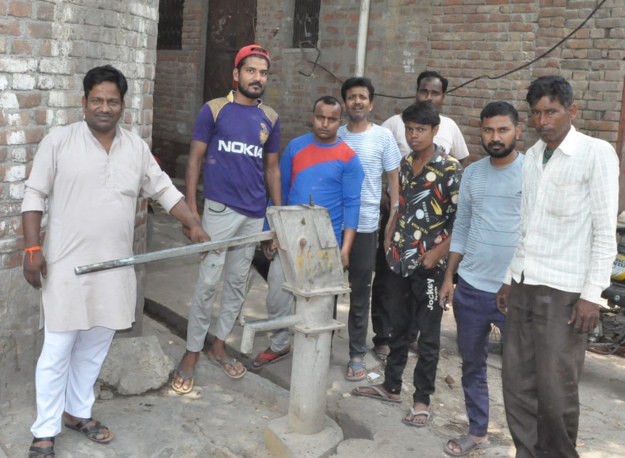 Hathras: 15 hand pumps damaged, water is not getting even from the taps of Amrit Yojana