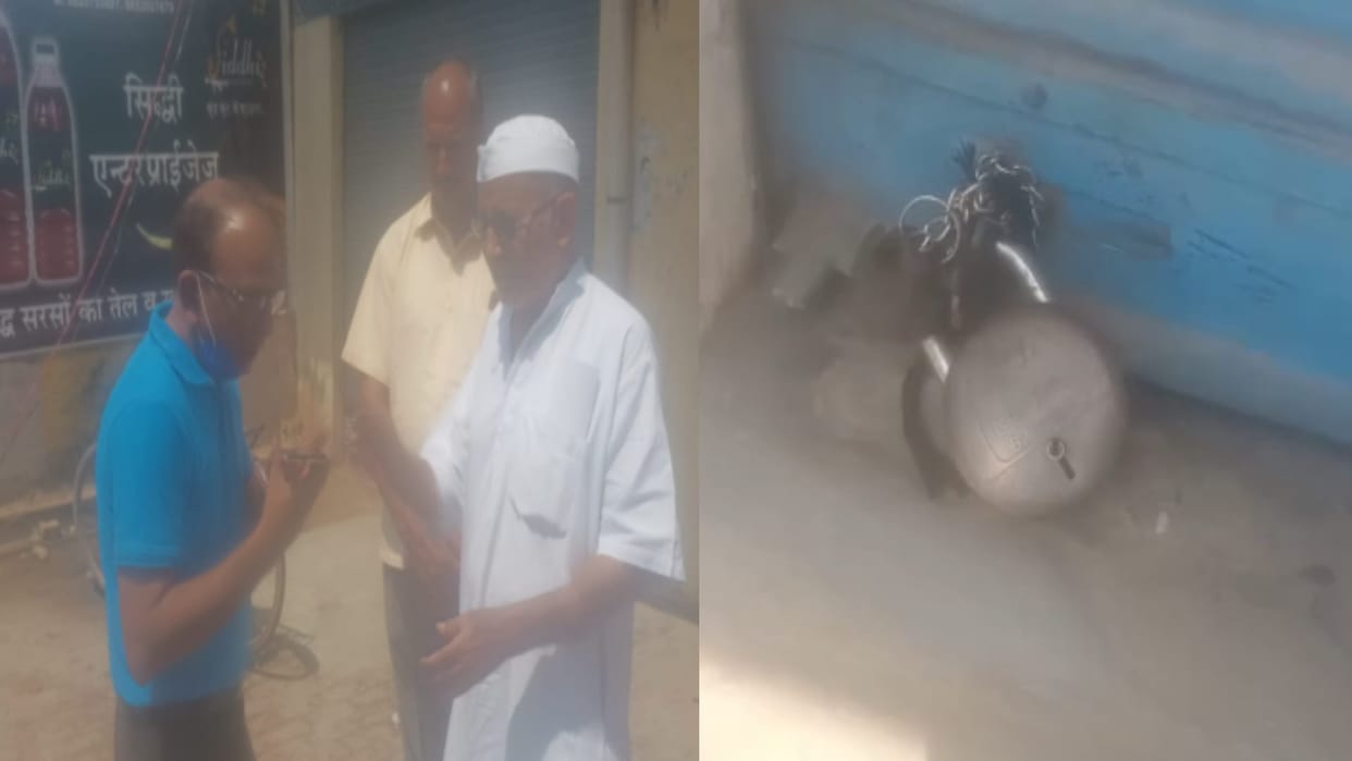 Meerut: landlord locks the cooperative bank running on rent for eight years for not paying rent