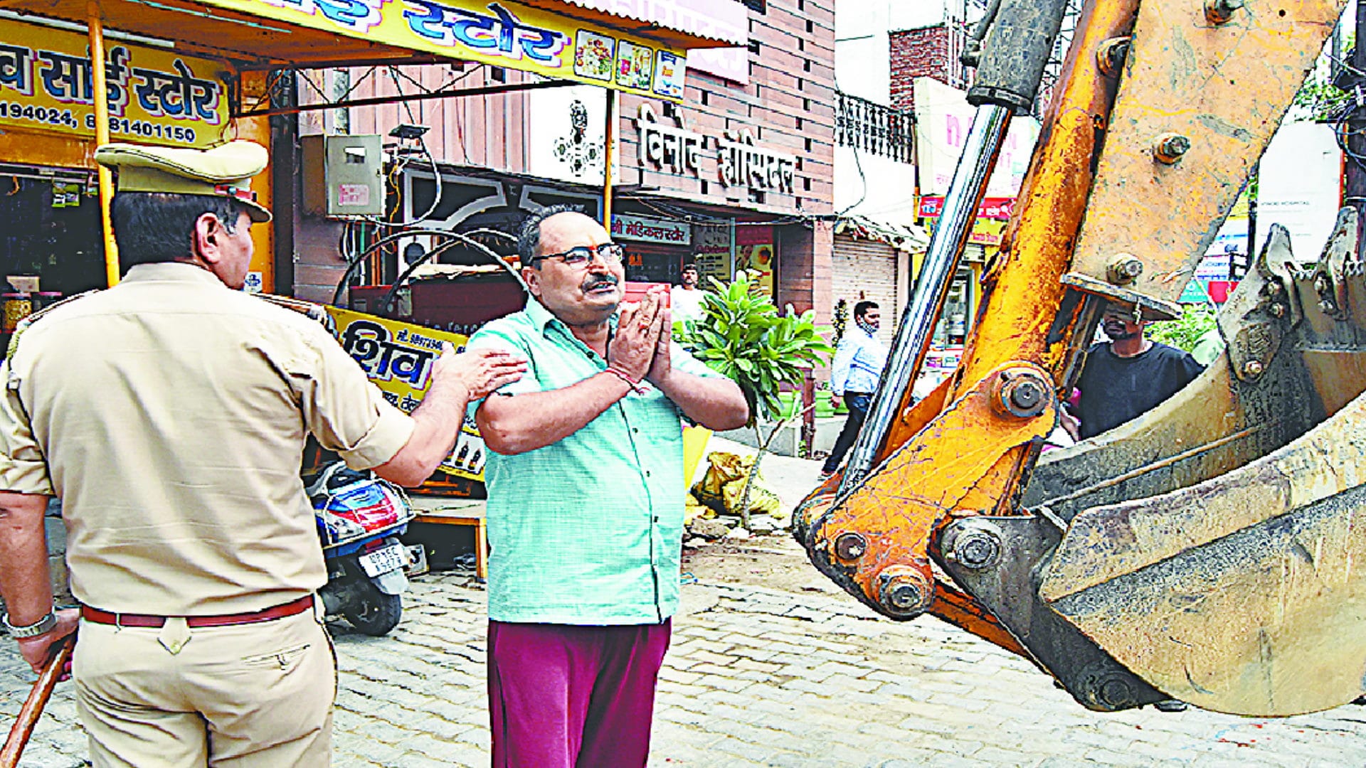 Meerut News: Municipal officials removed the encroachment by bulldozer see photos