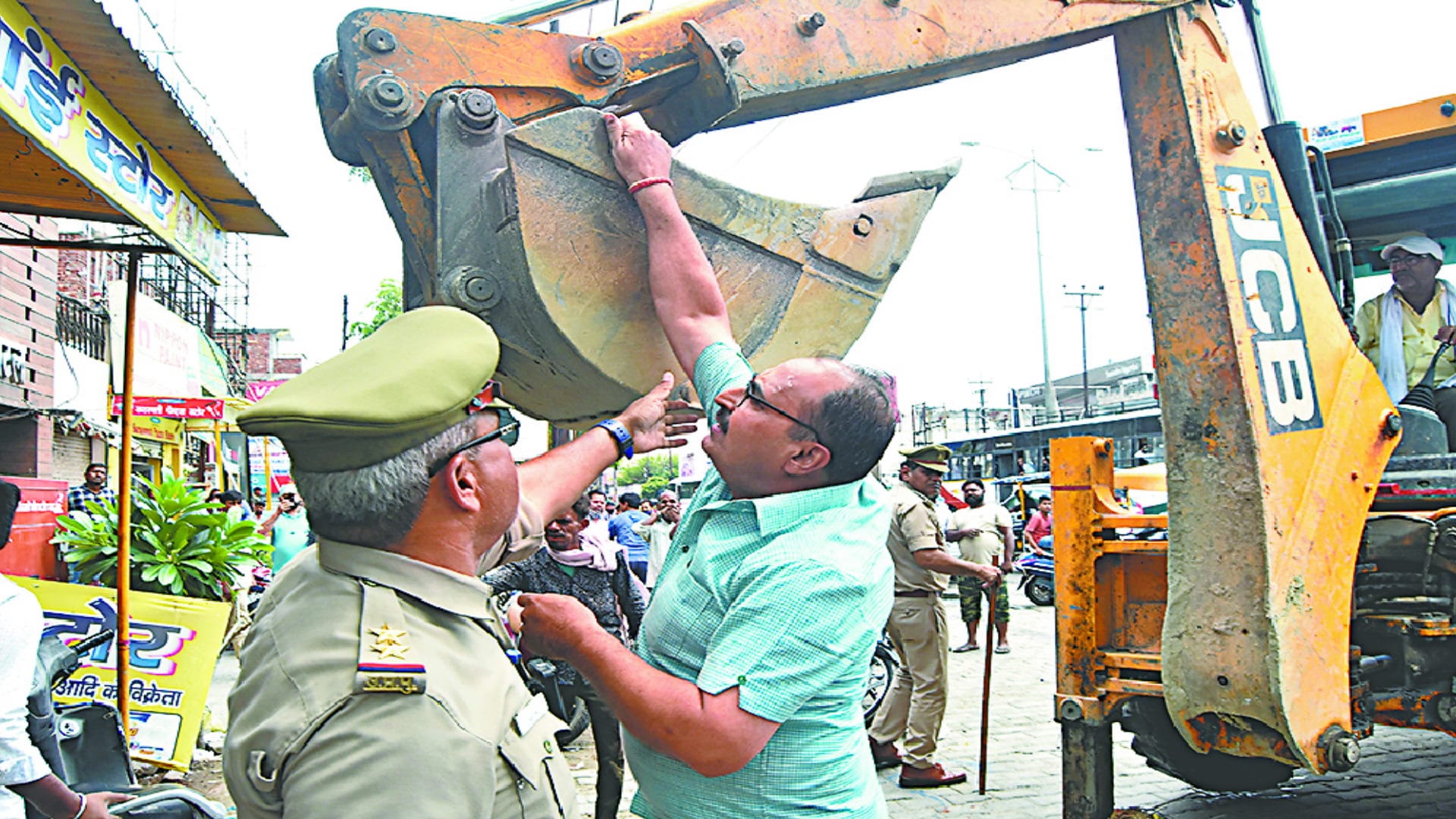 Meerut News: Municipal officials removed the encroachment by bulldozer see photos