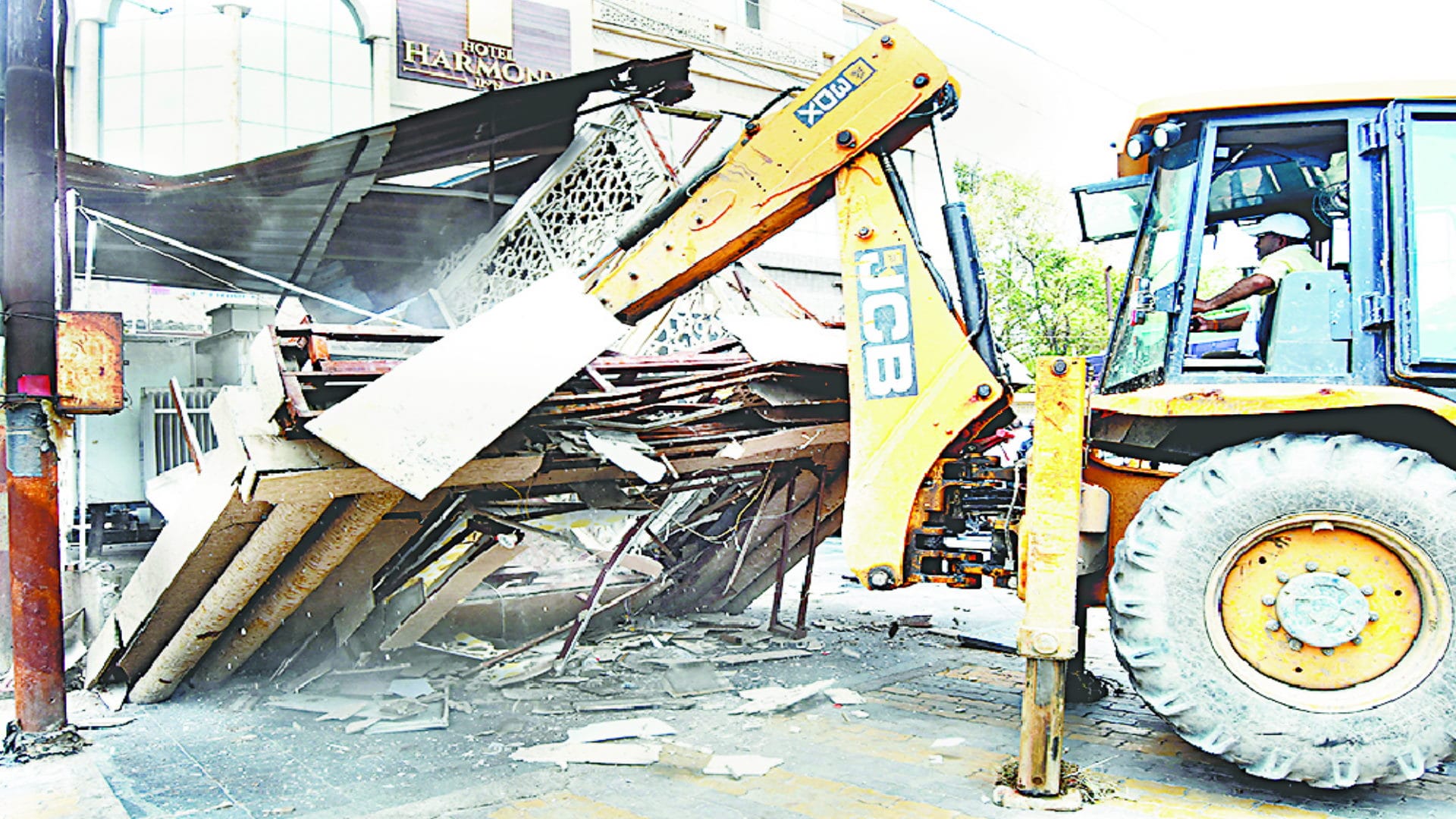 Meerut News: Municipal officials removed the encroachment by bulldozer see photos