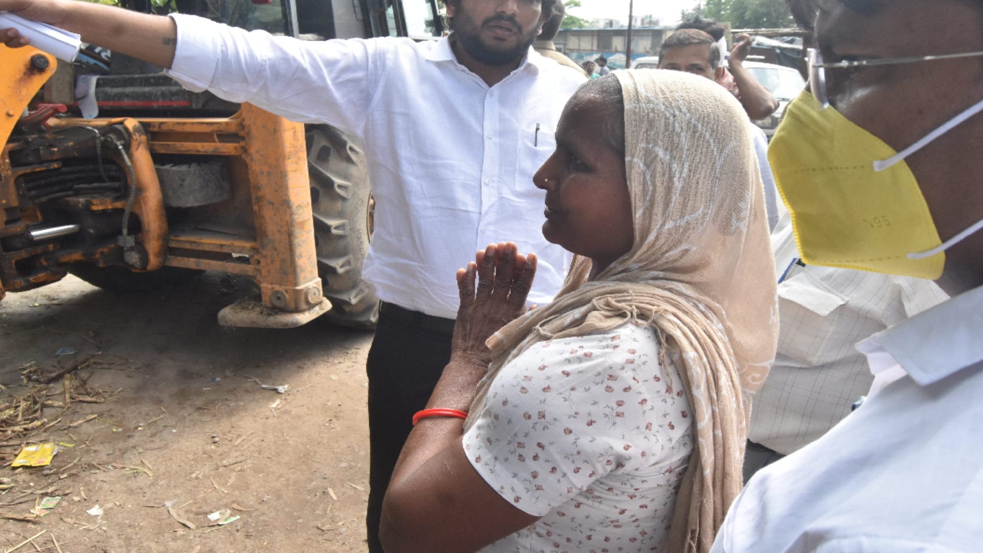 Meerut News: Municipal officials removed the encroachment by bulldozer see photos