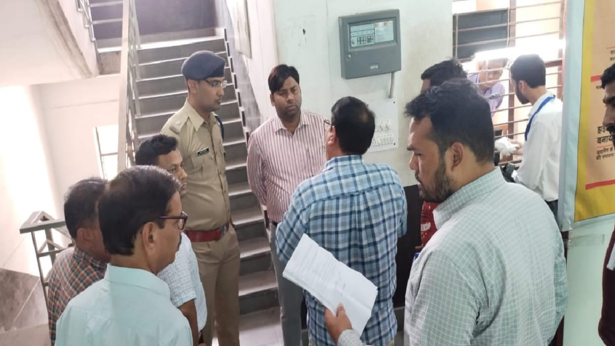 Muzaffarnagar News: Officers raided outside ARTO office and caught many people