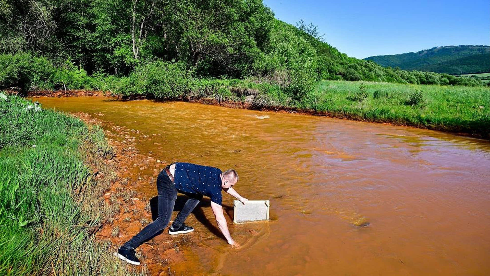 Mystery as river turns orange and kills wildlife becoming 'ecological disaster people in panic slana