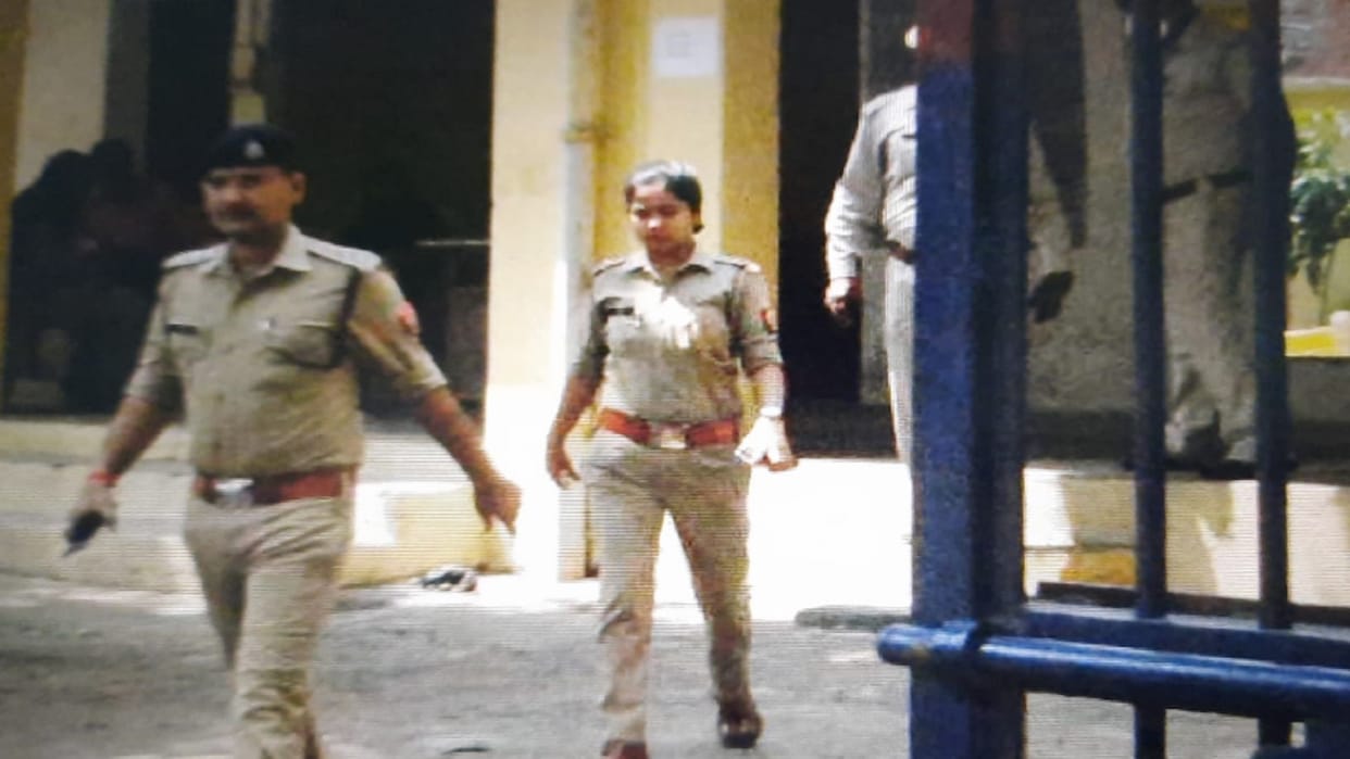 UP News: A woman tried to commit suicide by drinking petrol outside police station in Baghpat