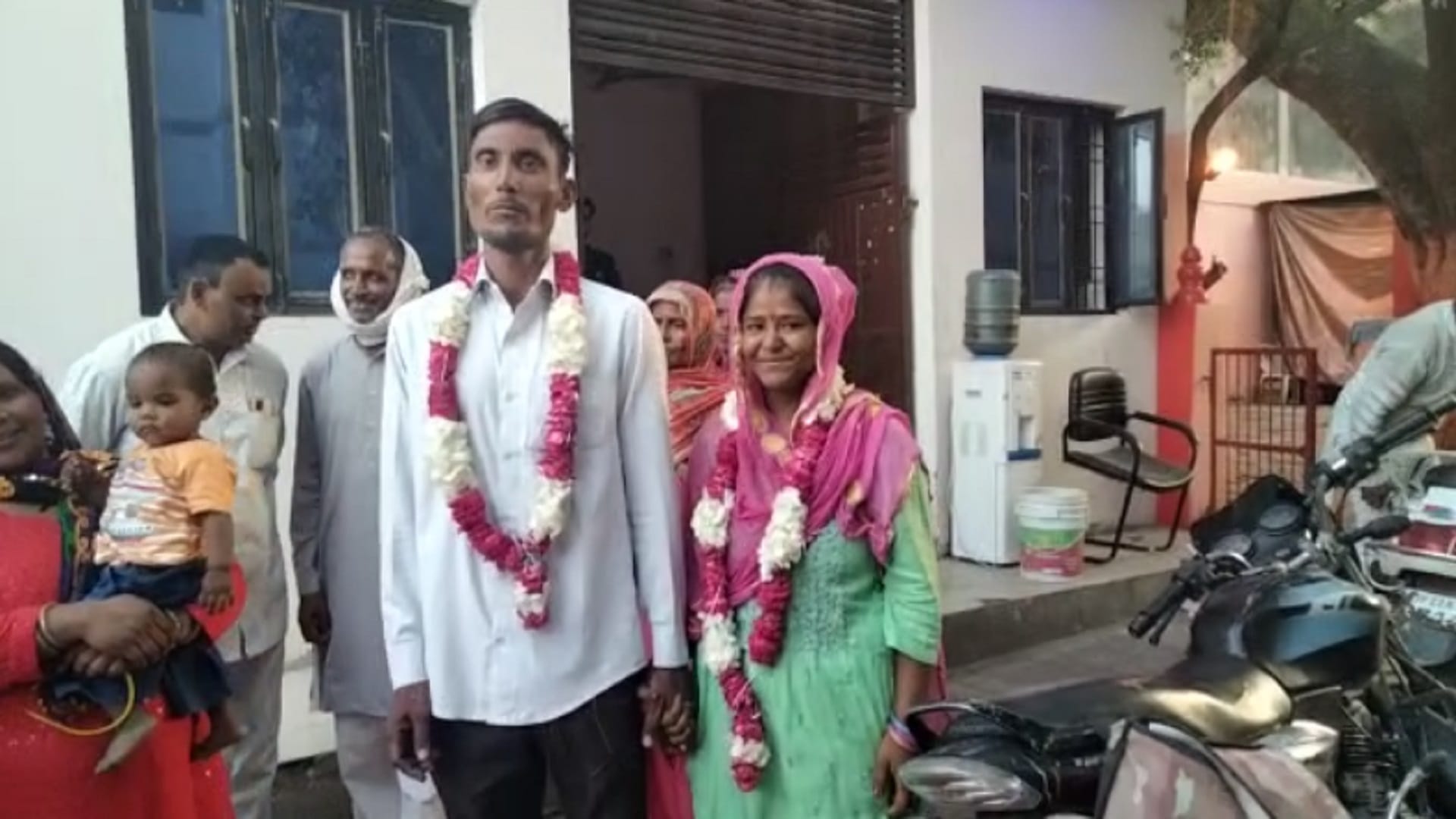 Muzaffarnagar News: A lover couple marry in temple of police station see photos