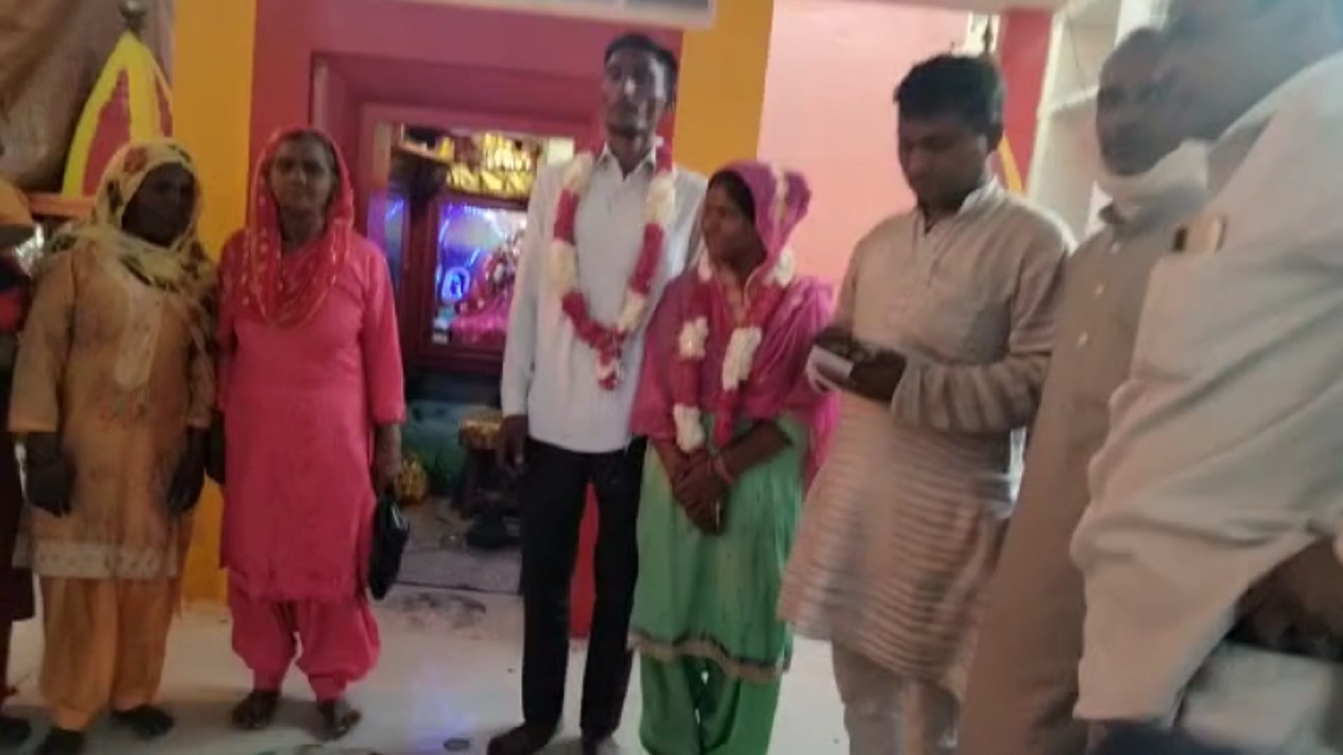 Muzaffarnagar News: A lover couple marry in temple of police station see photos