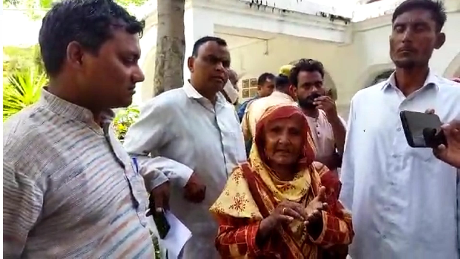 Muzaffarnagar News: A lover couple marry in temple of police station see photos