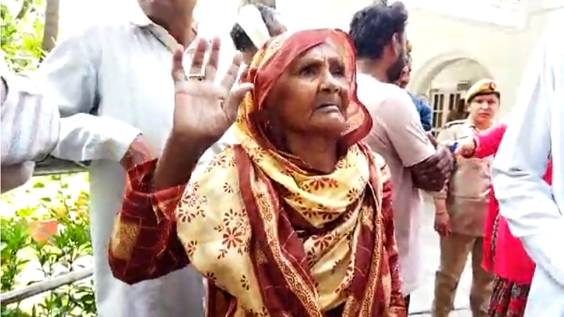 Muzaffarnagar News: A lover couple marry in temple of police station see photos
