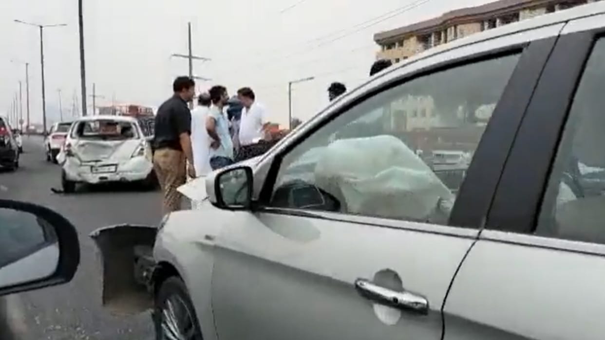 Noida accident on elevated road one car hits other badly police probing matter