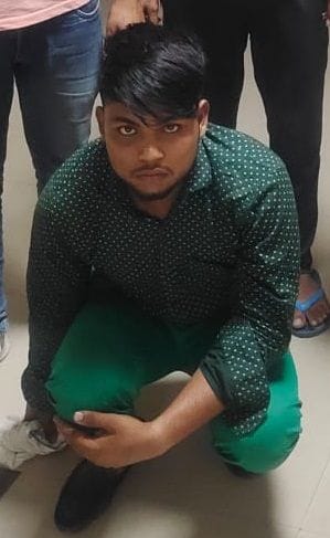 The accused of robbery and robbery jumped from the car after pushing the policemen, escaped from custody by dodging near village Dhatir
