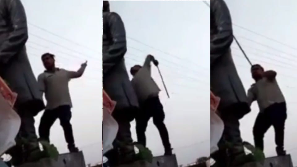 Madhya Pradesh: Poles showered on former Prime Minister's statue in Satna, video went viral, Congress objected