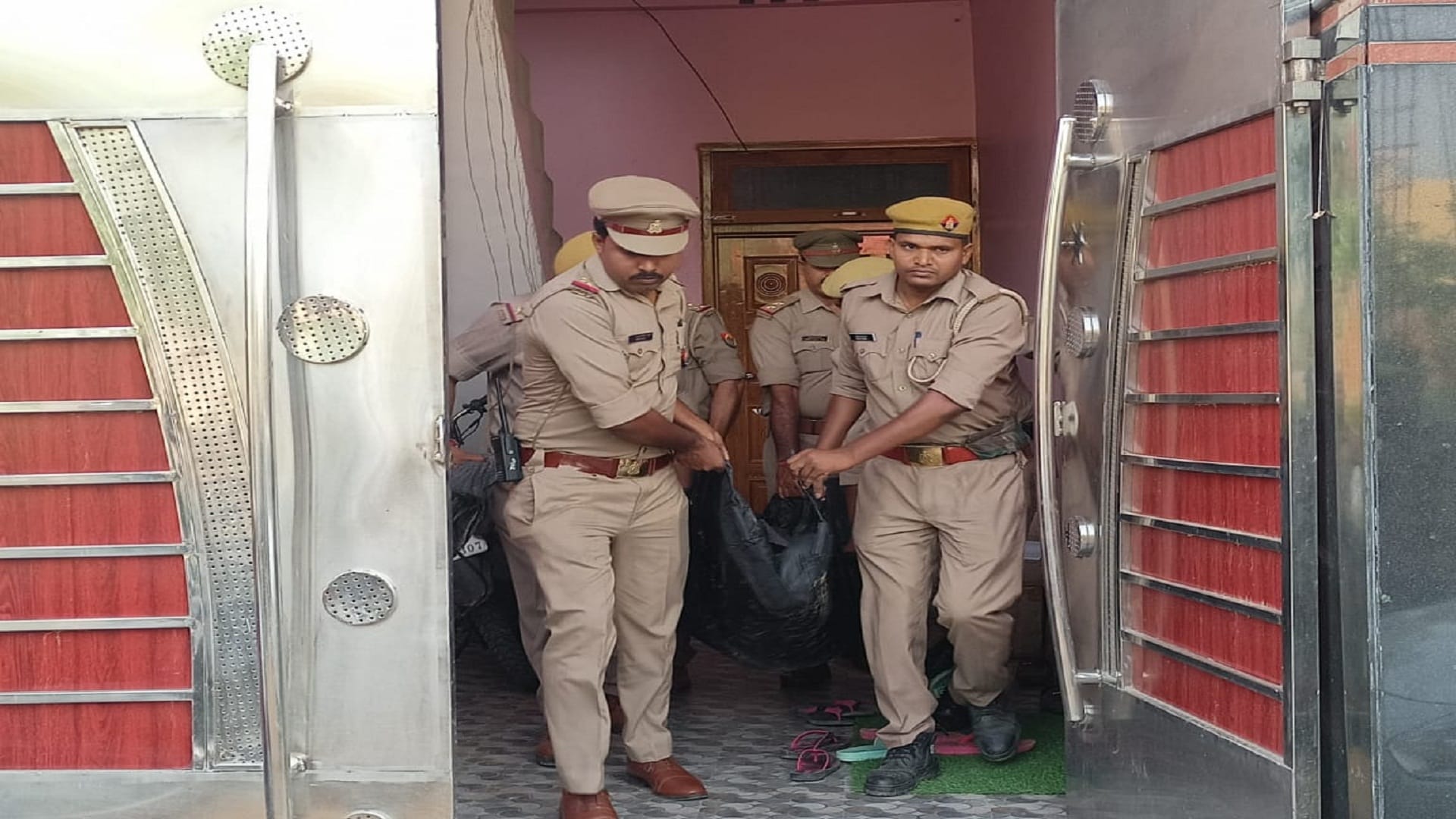 Murder In Prayagraj: Lover couple shot at Naini Boy dies, girl condition critical