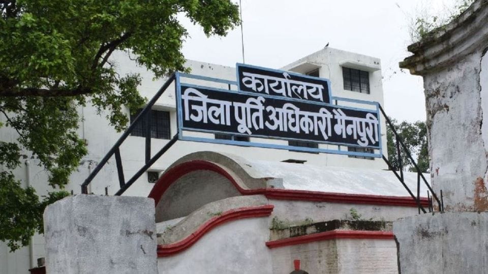 Dealer got thumbs up of ration card holders but did not give ration in mainpuri