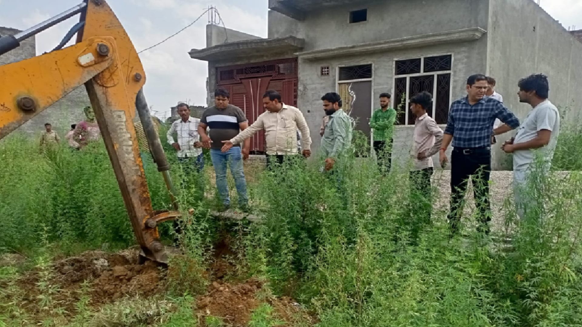 UP News: the officers have action on illegal colony and land by bulldozer in Saharanpur Baghpat