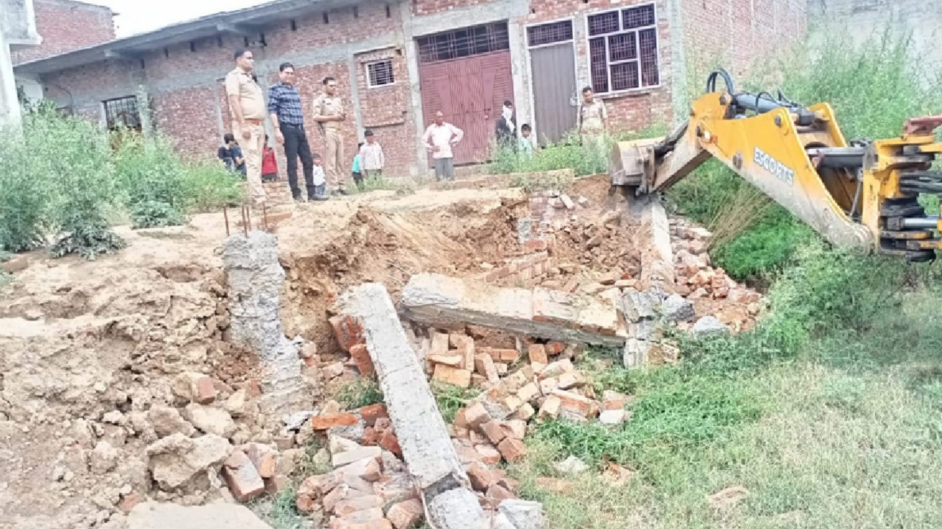 UP News: the officers have action on illegal colony and land by bulldozer in Saharanpur Baghpat