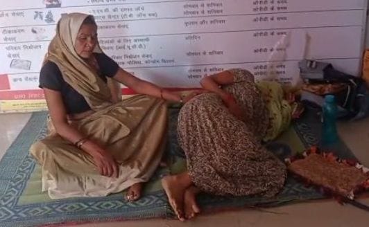 Kanpur Dehat: Video of pregnant woman lying on the ground in CHC goes viral, notice to staff nurse