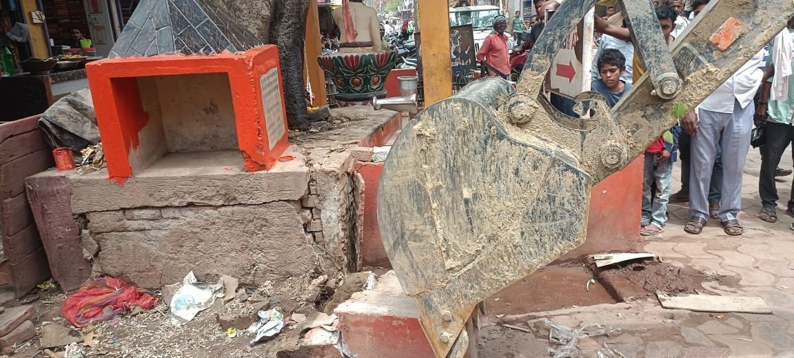 To make the road tracks encroachment free, bulldozers roared in Sarayakil