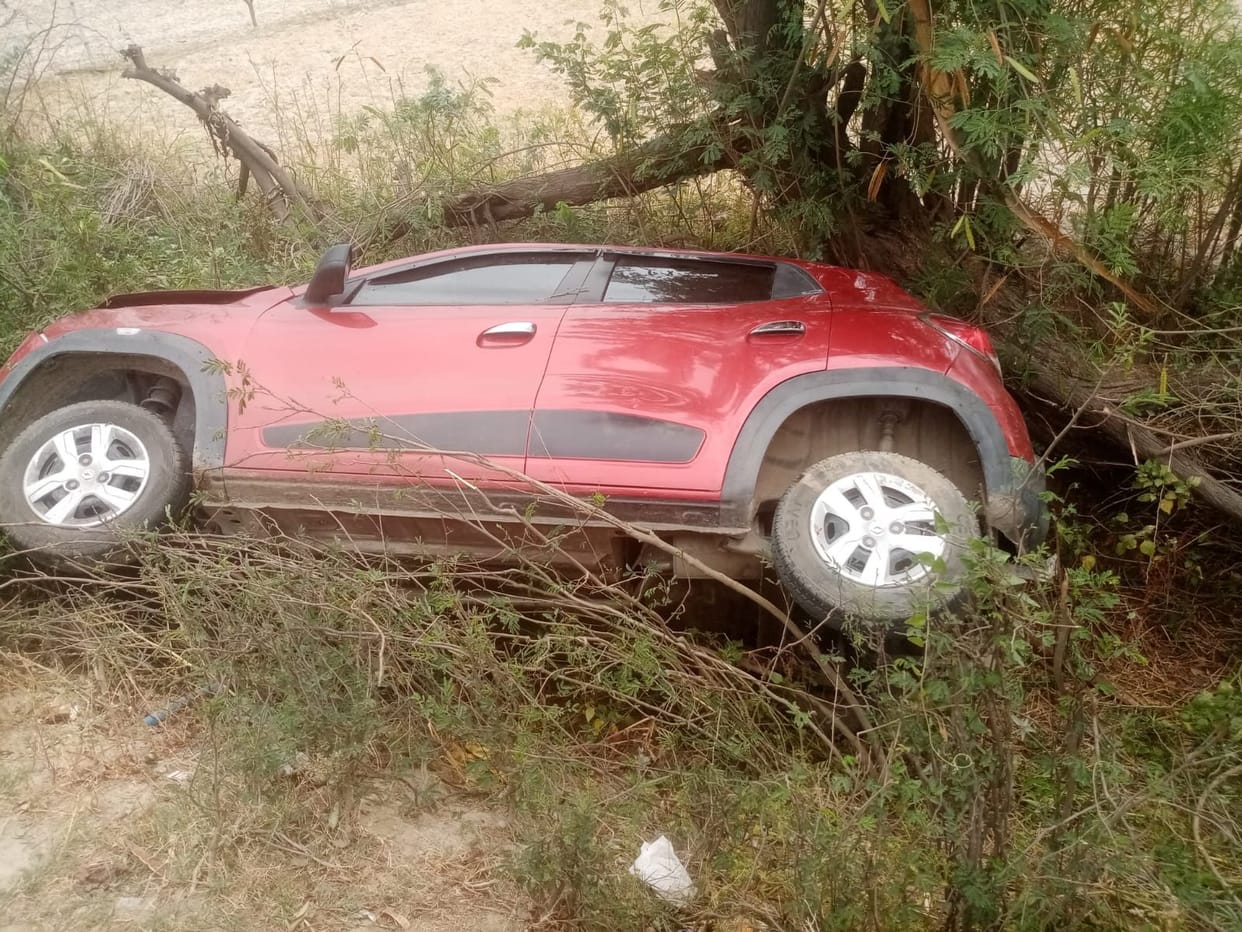 Car overturned in an attempt to overtake, mother and son injured