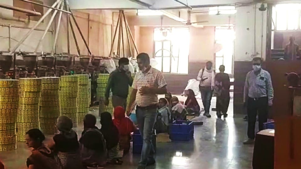Commercial tax department Raid in Agra pan masala traders surrenders 72 lakh rupees