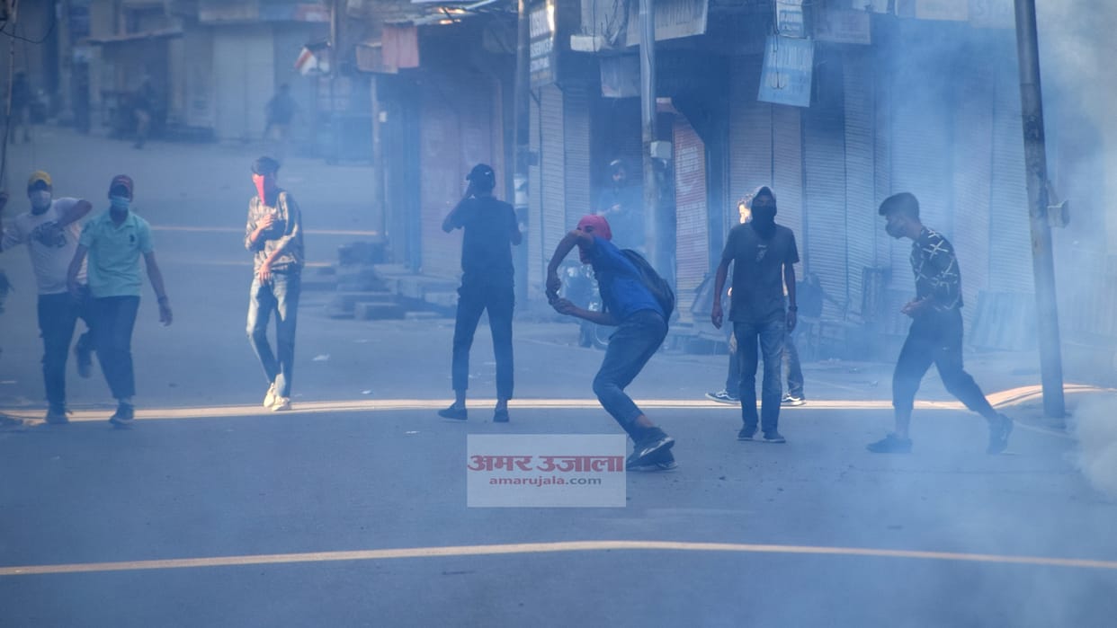 Heavy stone pelting in Maisuma Srinagar after protest erupt up security forces Tear gas shell used