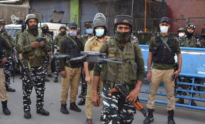 Heavy stone pelting in Maisuma Srinagar after protest erupt up security forces Tear gas shell used