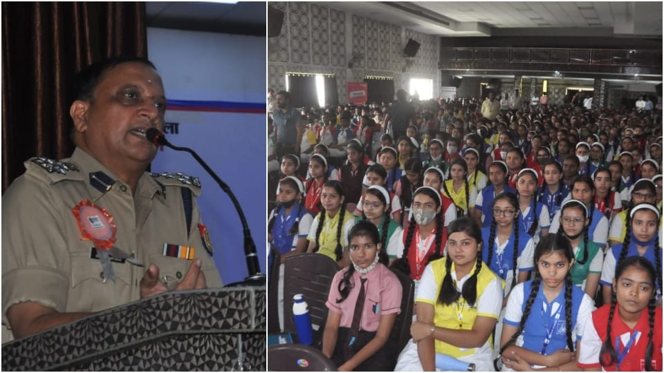 Amar Ujala Foundation SSP Sudhir Kumar Singh Made aware to students safety and career in Agra