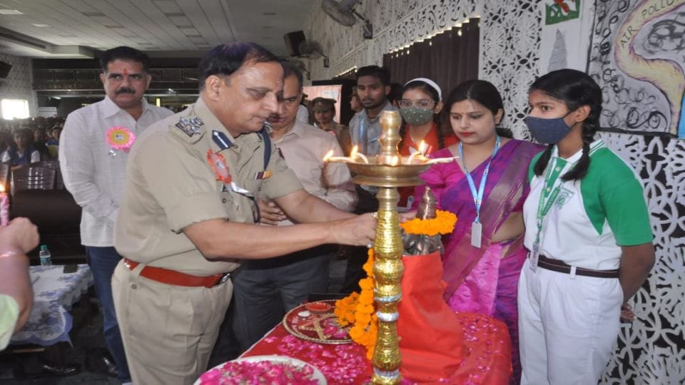 Amar Ujala Foundation SSP Sudhir Kumar Singh Made aware to students safety and career in Agra