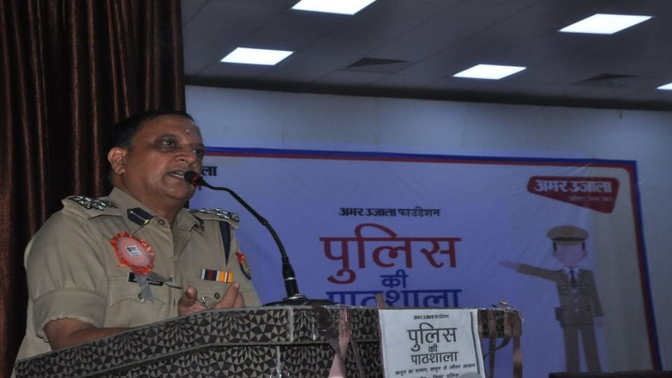 Amar Ujala Foundation SSP Sudhir Kumar Singh Made aware to students safety and career in Agra