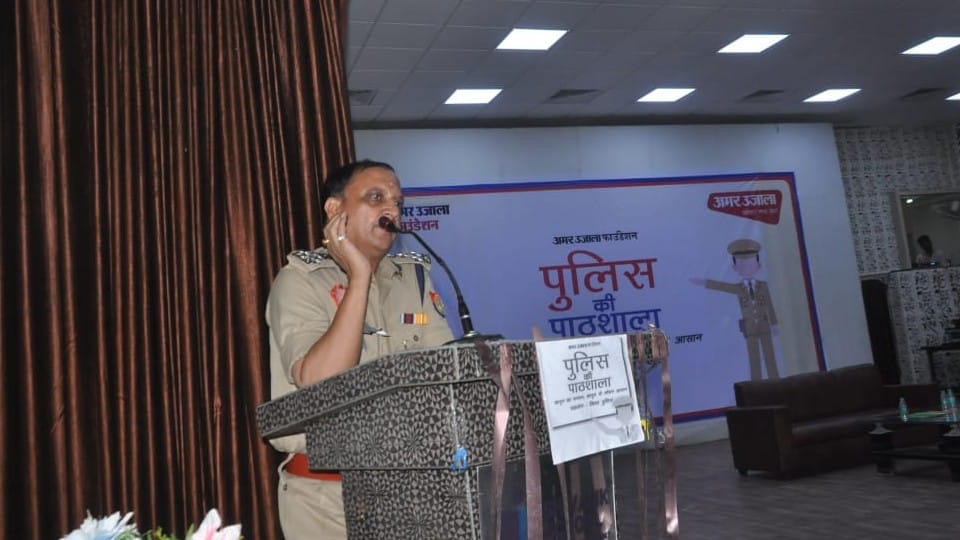 Amar Ujala Foundation SSP Sudhir Kumar Singh Made aware to students safety and career in Agra