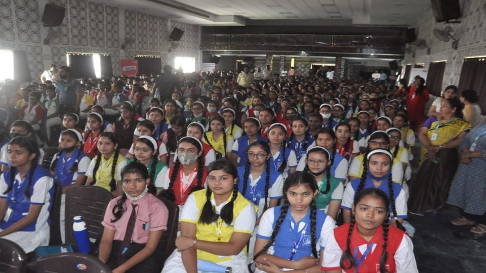Amar Ujala Foundation SSP Sudhir Kumar Singh Made aware to students safety and career in Agra
