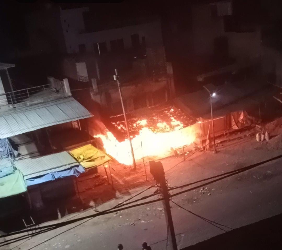 Fire in clothing and grocery shops, loss of lakhs