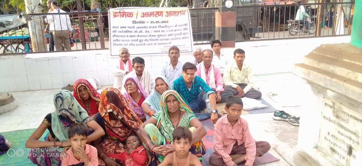 Villagers' fast against road closure