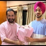 क्रिकेटर अर्शदीप का स्वागत करते खेल मंत्री मीत हेयर।