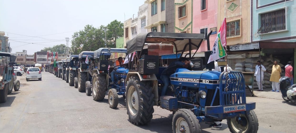 Farmers surrounded Tehsil office against compensation for crops and prohibition