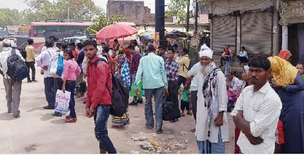 Roadways buses falling after action on Dagemar vehicles in etah