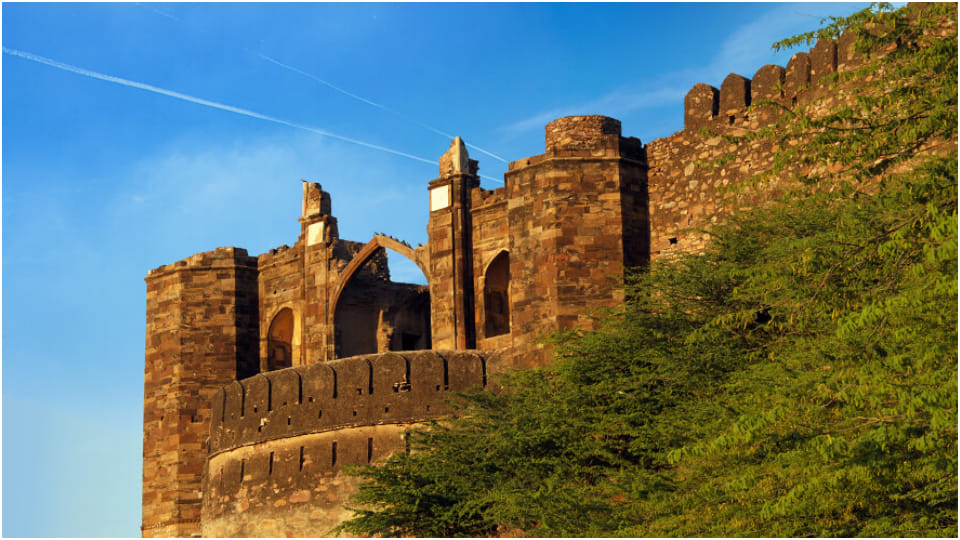 Must Visit places in Agra one day trip under 2000 rupees in hindi