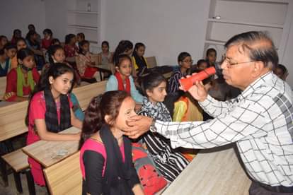 अपराजिता कार्यक्रम में छात्राओं की आंखो की जांच करते नेत्र परीक्षण अधिकारी दिनेश चंद्र सक्सेना?