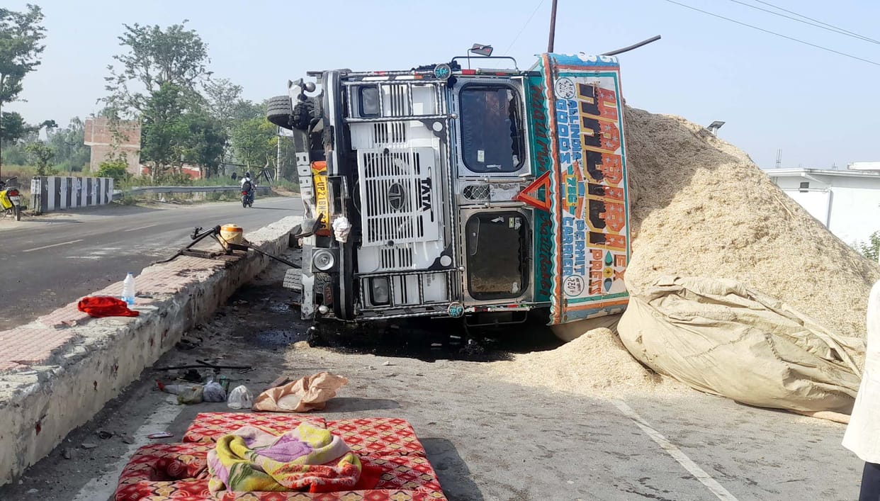 Truck carrying straw overturned after colliding with divider, highway jam