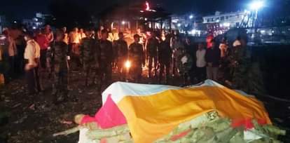 बागेश्वर के सरयू-गोमती संगम पर सूबेदार को अंतिम सलामी देते सिगनल कोर के जवान। संवाद न्यूज एजेंसी