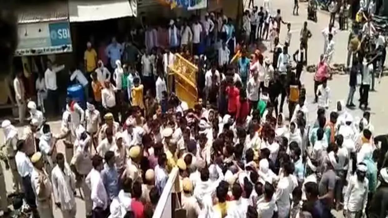 Stone pelting between police and local people in Dholpur